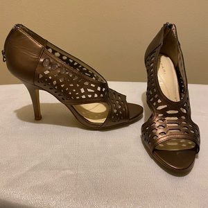 Tahari antique copper leather shoe 3” heel Size 9